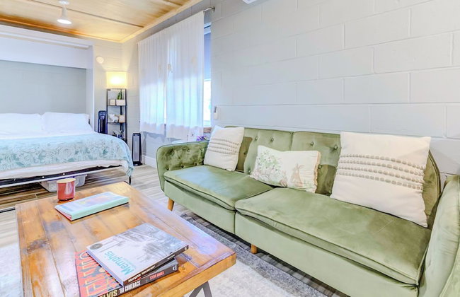 Themed Lux Loft with King Bed Free Parking and WiFi - Photo 108