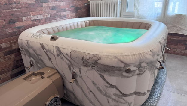 Deep soaking bathtub