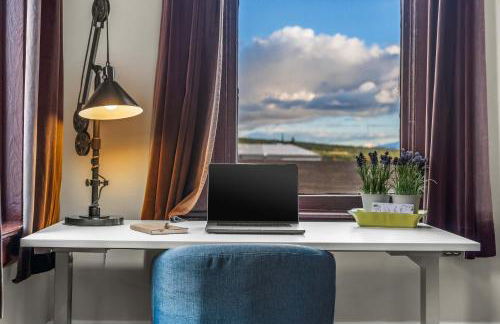 Beautiful Mountain Views in Iconic Building - Foto 7