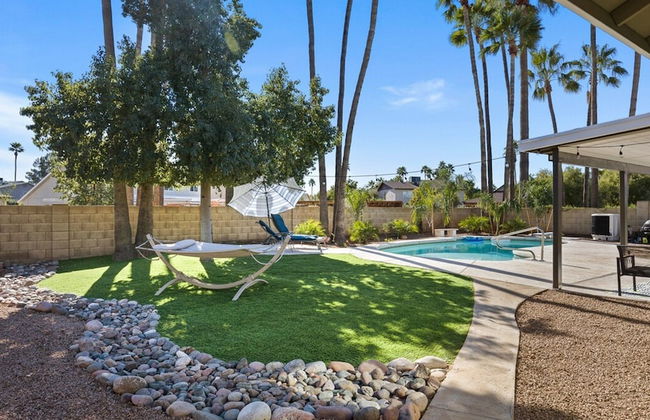 Modern and Stylish Remodeled 4 Bdrm w/ HTD Pool! - Foto 9