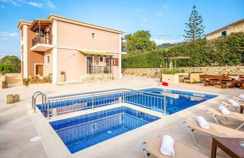 Maggie Alonia - Photo 3