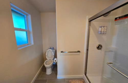 Lakefront Retreat • Private Yard + Fireplace - Foto 27