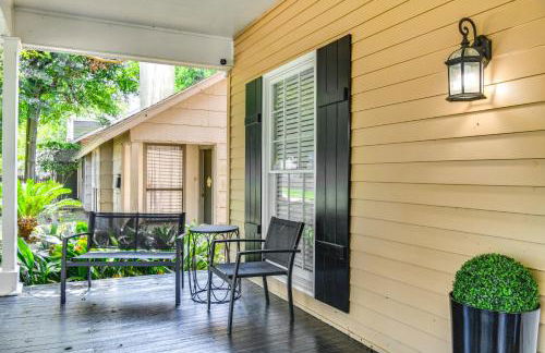 Colorful Baton Rouge Home Deck, Grill and Fire Pit - Foto 23