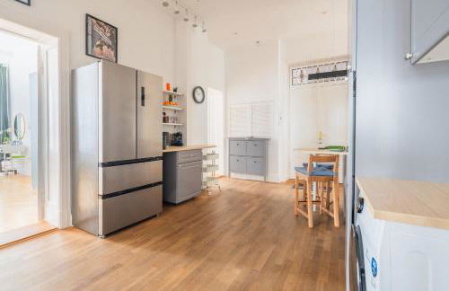 KAISER 02 by ROCKCHAIR Apartments l SUPERHOST Status l 3 Bedrooms Boxspringbeds 2 Bathrooms l Cozy Family & Business Flair 155 sqm 3 Balcony 2nd Floor Elevator up to 10 guests welcomes you! - Foto 48