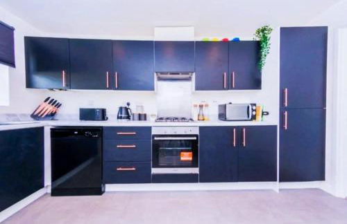 Spacious Townhouse for Contractors and Families - Photo 4