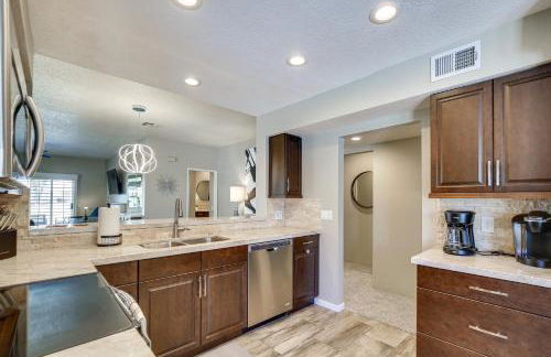 Patio and Pool Access Stunning Palm Desert Townhome - Foto 9