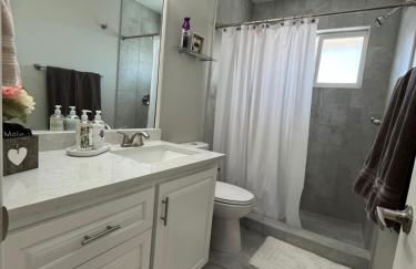 Cozy Townhome 5 Min to Airport - Foto 6