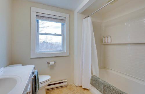 Expansive Wilmot Escape with Deck Near Skiing! - Foto 20