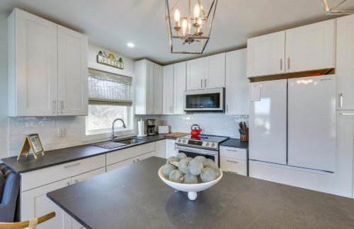 Deck with Water Views Quiet East Boothbay Retreat! - Foto 7