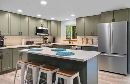 Luxe Chalet at Rainier Entrance with Hot Tub-AC-WiFi - Photo 13