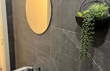 Home Near Etihad, Free Parking, Workplace & Garden - Foto 29