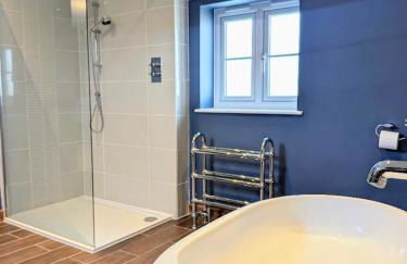 Coastal Whisper Sleeps 10 with Parking - Foto 7