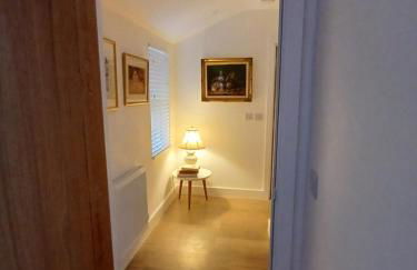 Luxury 1 bed apartment close to Airport and Exhibition centre ideal for short long term stays very cosy nicely furnished for comfort with all mod cons FreeParking on site Free WIFI - Foto 41