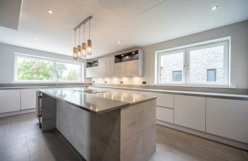 Modern 5 Bedroom Luxury Home with Sea Views and Hot Tub - Photo 23