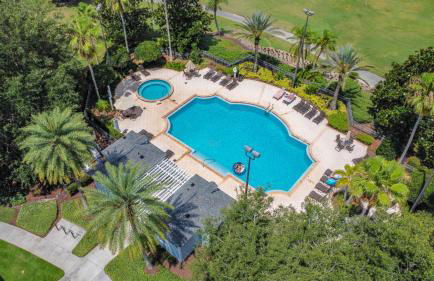 3-BR Condo with Dreamy Balcony Views, Walk to Pool - Foto 51