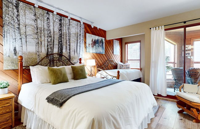 Inviting Mountain Retreat Steps From Ski Lifts! - Foto 4