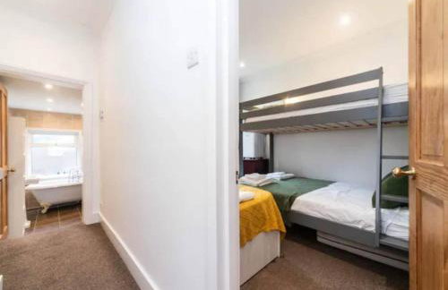 Charming Period Home near Surbiton with Garden - Foto 9