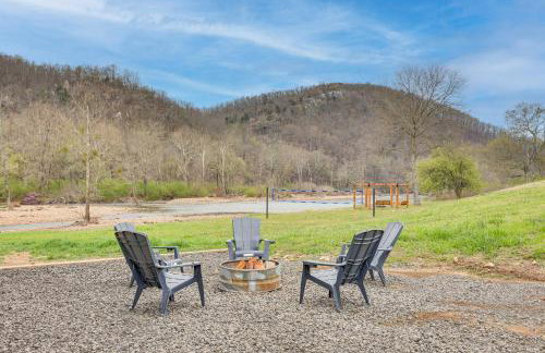 Riverfront Caddo Shack Home with Views and Fire Pit - Foto 2