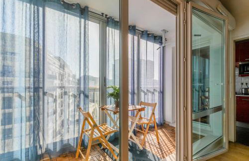 Transports, parking, A/C & equipped for long stays - Foto 8