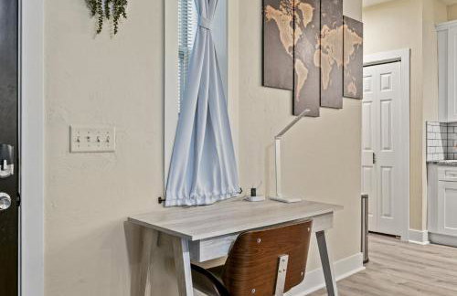 Upscale 2BR suite With Free Parking and Walkable Area - Foto 9