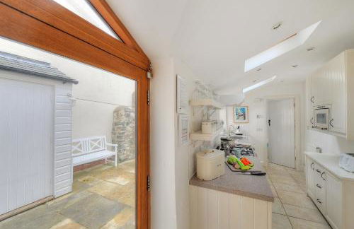 Charm Cottage - Photo 3