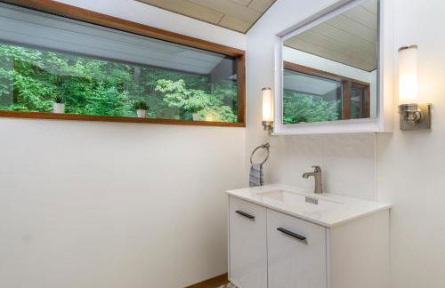 Retro Metro Deck House MCM Gem with Hot Tub & Spectacular Views! - Foto 21