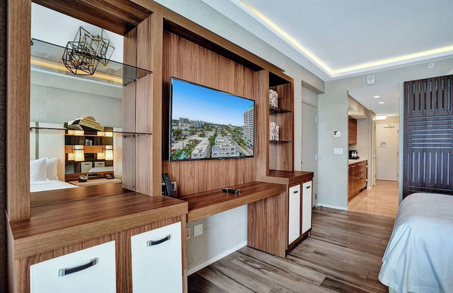 Elegant Beachfront Condo: Your Perfect Getaway! - Photo 5