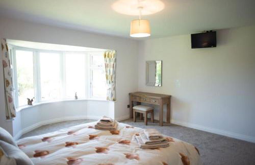 Country Crabtree Bungalow with large wild garden - Photo 12