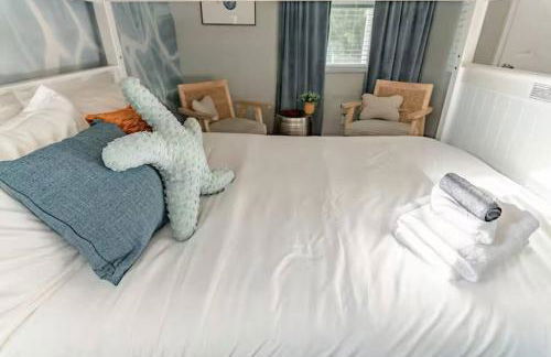 New listing~10 min to beach~Back yard fun~Pool - Foto 23