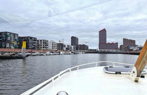 Süsses Motorboot - Bremen Überseestadt - Foto 14