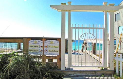 Beautiful Pet Friendly Home! Tropical Pool, Optional Golf Cart & Pool Heat, Minutes to Beach - Foto 68