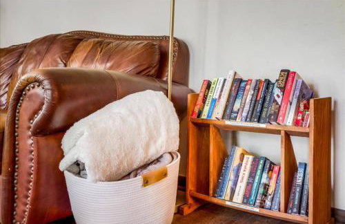 Cozy Lake House with Fireplace, Views, Close to Skiing! - Foto 11