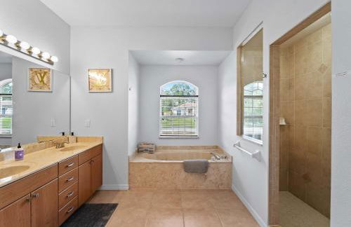 Tranquil & Spacious Family Retreat Swimming Pool - Foto 22