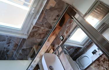 Central Milano 2-Room Apartment with Balcony - Photo 10