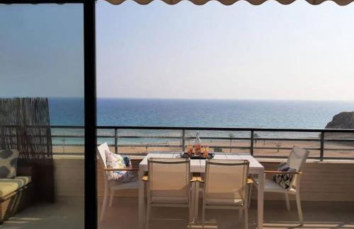 Top-Floor Beachfront Apartment with Parking, Pool, & Spacious Sea-View Balcony - Photo 10