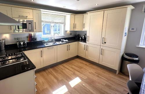 Trewhiddle Retreat V14 by Together Travel - Luxury 4-Bedroom Villa - Foto 6