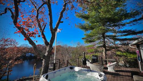 Waterfront Lakehouse Getaway in Clinton with HOT TUB - Foto 3