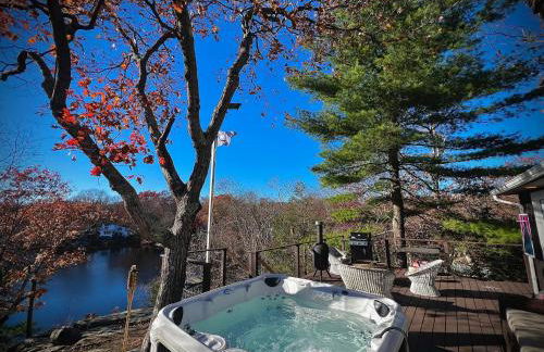 Waterfront Lakehouse Getaway in Clinton with HOT TUB - Foto 3