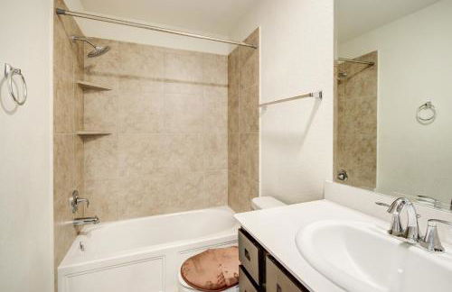 Meticulously-maintained 3-BR Townhouse w/ Backyard ~ Double-Story! - Foto 33