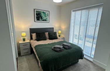 3 Bed Home with Driveway Parking for Contractors & Family stays in Stafford - Foto 8