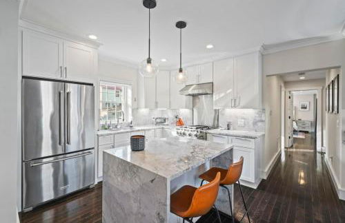 Upscale Azure by Saratoga Stays - Photo 2