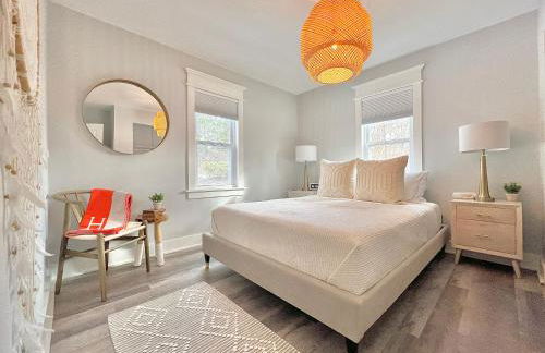 Luxury 4 bedroom 2 bath Lake Views - Photo 21