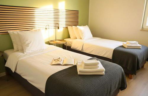 Gemütliches 3-Raum Apartment mit Boxspringbetten, vollausgestattet Küche, Balkon, WLAN, 40 Zoll HD-TV, Parkplätze - Foto 1