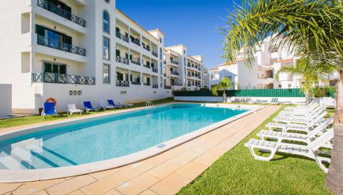 Central Albufeira 2-B Apt, Sleeps 6, Pool, Parking - Foto 2, sunbed