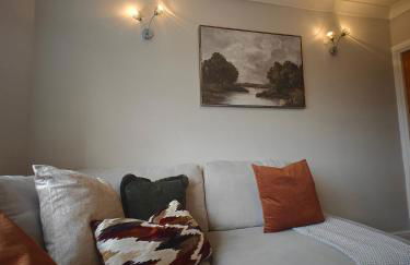 M54 Luxury Escape Sleeps 7- 4 Beds Off M54 - Driveway Parking- RAF Cosford Telford Albrighton Oxley Staffordshire -JLR Wolves Stafford I54 Business Park- 10 Mins to M6- 45 Mins to NEC and BHX Airport Regular & Long Work Stays available - Samina- ARZ Stays - Foto 22