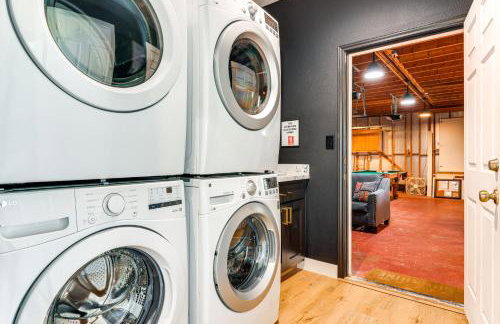 Modern Fischer House with Deck, Fire Pit and Hot Tub! - Foto 26