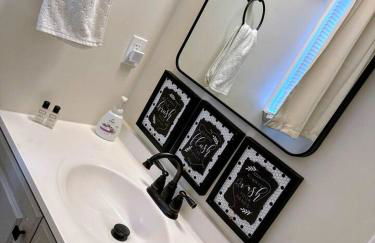 Modern 5BR with Full Kitchen, Game Room, Fenced Yard and BBQ Grill - Foto 39