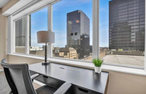 Luxury Condo w/ Lake Views! Center of Downtown - Foto 24