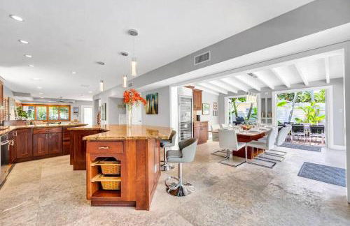 Steps to Beach, Pool, Backyard Oasis, Game Room - Foto 34