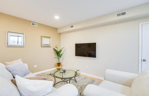 Steps to Shops and Eats Apt in Portage Park! - Foto 5